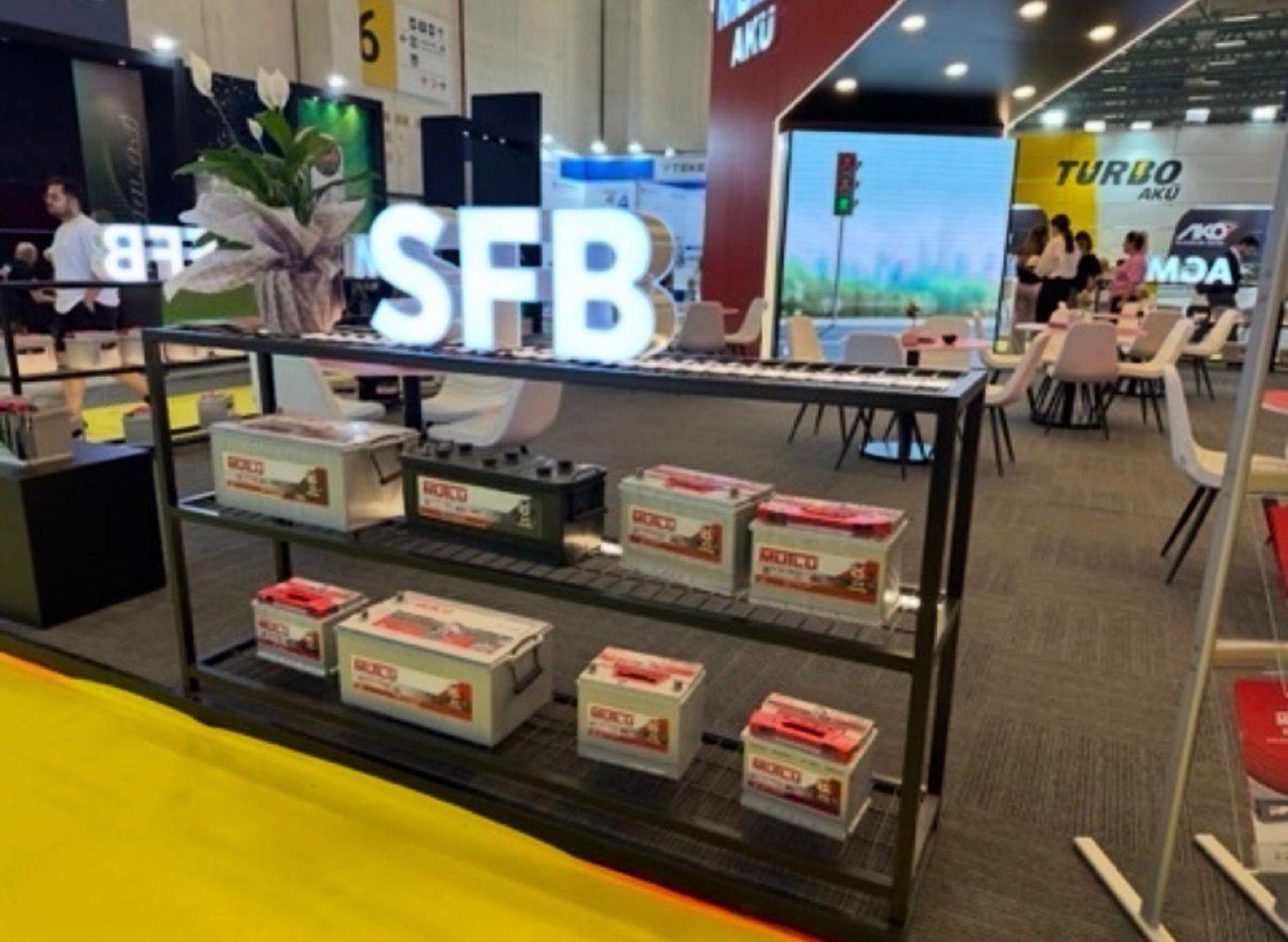 SFB Akü fuar teşhir standı yakın görünüm